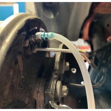 Juego de 8 vasos para purga de frenos de 7 mm a 12 mm con llave de carraca de 13 mm y válvula antirretorno integrada.